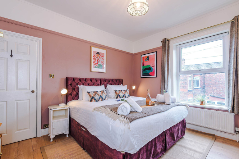 Room 3, Stylish Retro Retreat in Manchester 4 Bed Home, Oldham