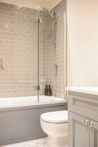 Bathroom 4, Stunning Flat in Centre of Cheltenham, Gloucestershire