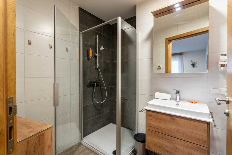 Bathroom 4, Maiskogelblick Apartments by we rent, Zell am See