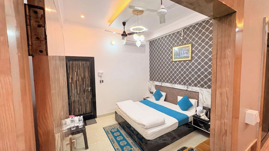 Room 3, Hotel Shri Radhe Radhe Ayodhya, Faizabad