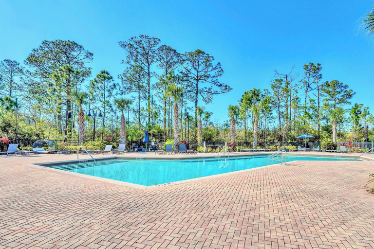 Sport & Beauty 3, Spacious Resort Suite With Private Patio & Sauna, Orange