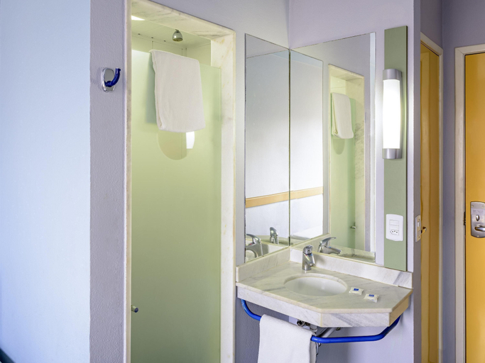 Bathroom 4, ibis budget Belem, Belém