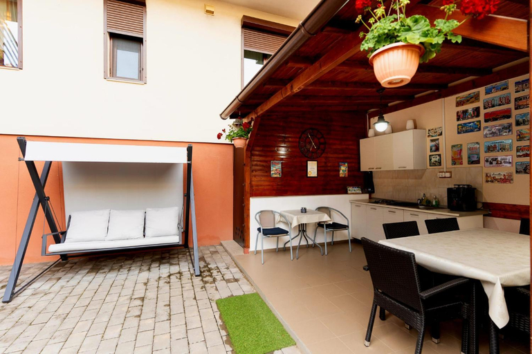 Others 5, Casa Helena, Agigea