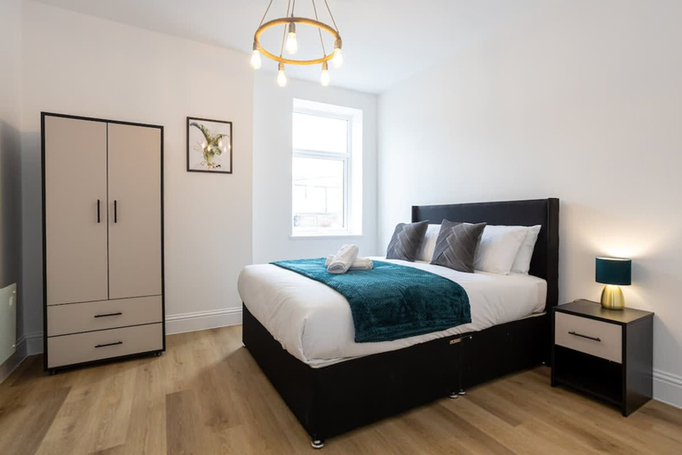 Room 2, NEW Spacious Flat Ideal for Business Sleeps 4, Salford