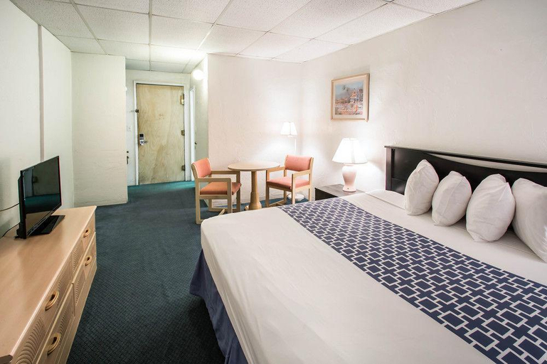 Bedroom 3, Rodeway Inn & Suites, Monroe