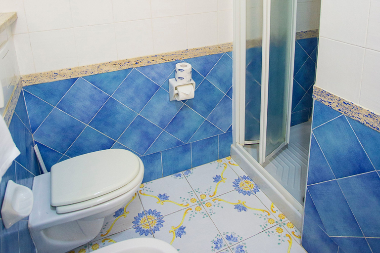 Bathroom 5, Hotel Terme Cristallo Palace, Napoli