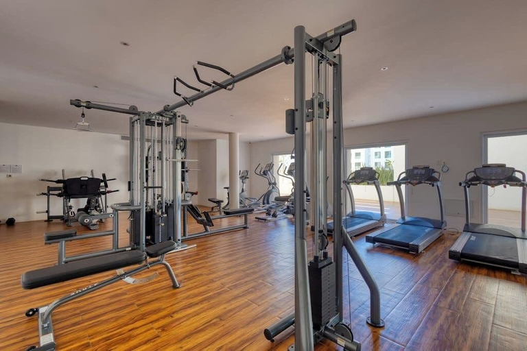 Fitness facility, Luxury Condo With Shared Gym, Rooftop Pool, and Centrally Located, La Paz