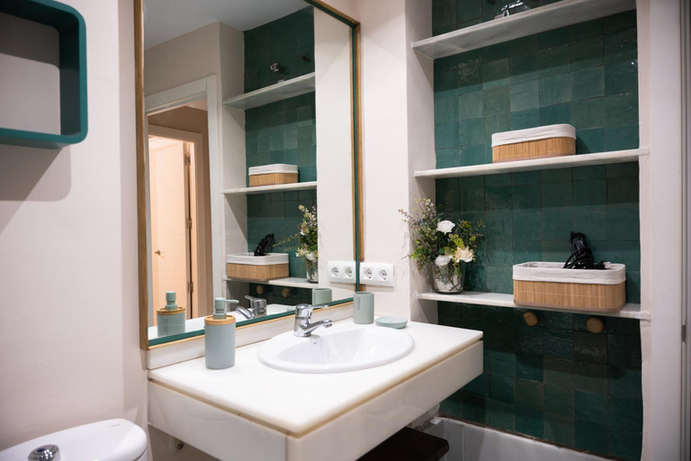 Bathroom 1, Urban Colours San Eloy, Sevilla