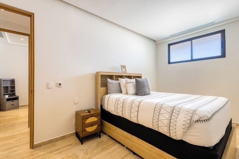 Room 5, Charming Coastal Resort With Ocean Views, Pool, Gym and Shared Amenities, La Paz