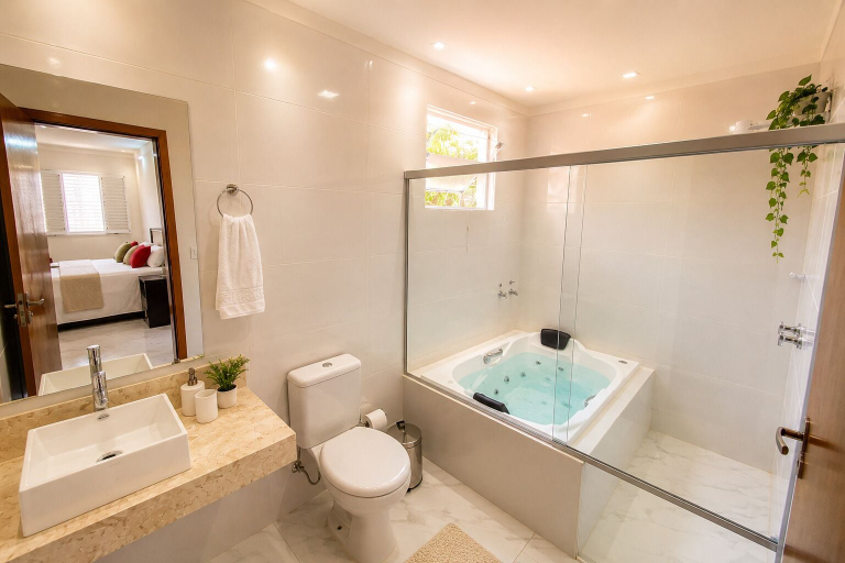 Bathroom 2, Suíte com Jacuzzi Vista de Escarpas 3, Capitólio