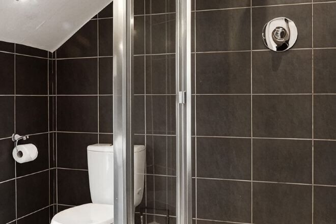 Bathroom 4, Lincoln House Hotel, Cardiff