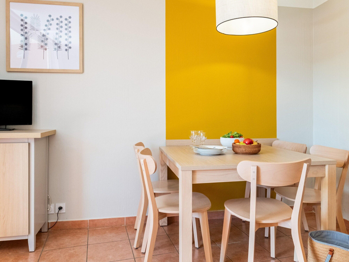 Dining 3, Lush Stay Near Cannes, Alpes-Maritimes