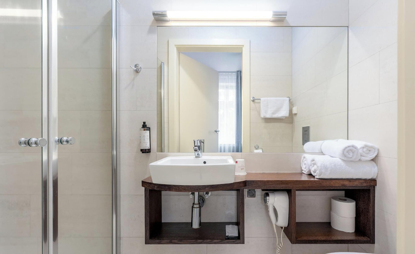 Bathroom 4, Platinum Adults, Jelenia Góra