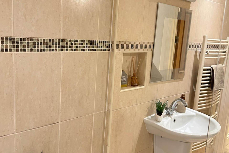 Bathroom 3, 1 Bed Apartment Sleeps 2 - Free Parking on Request, Kent