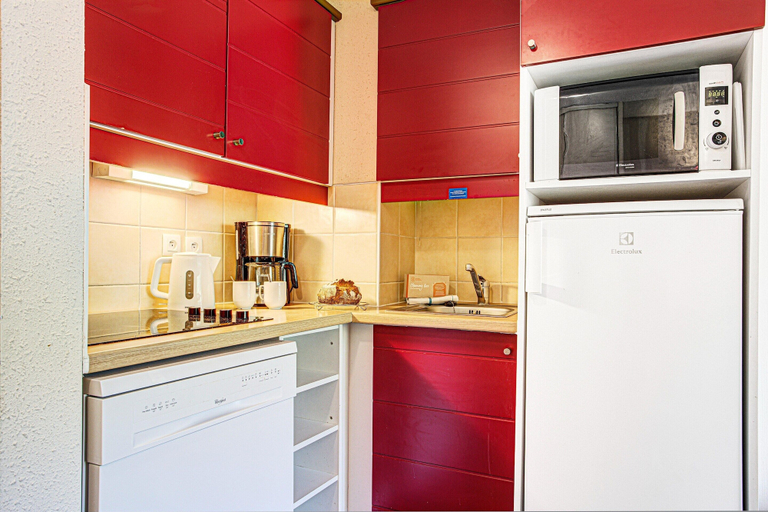 Private kitchen 5, Premium Alpine Family Retreat With Mountain Charm, Pyrénées-Orientales