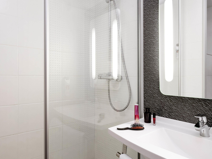 Bathroom 5, ibis Roanne, Loire