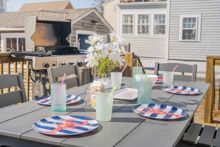 Outdoor dining 5, Mimi's Beach House Beach Access, York