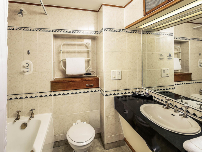 Bathroom 3, Mercure York Fairfield Manor Hotel, York