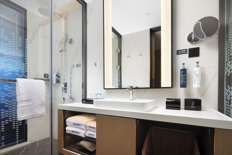 Bathroom 5, Hampton by Hilton Ningbo Xiangshan, Ningbo