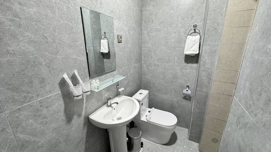 Bathroom 2, Humor Hotel, Tashkent City