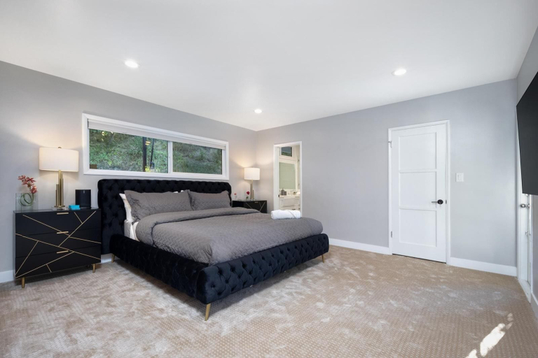 Room 2, Hidden Valley, Los Angeles