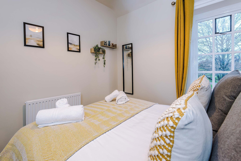 Room 2, Charming City Centre 3 Bed Flat High St Location, Cheshire West and Chester
