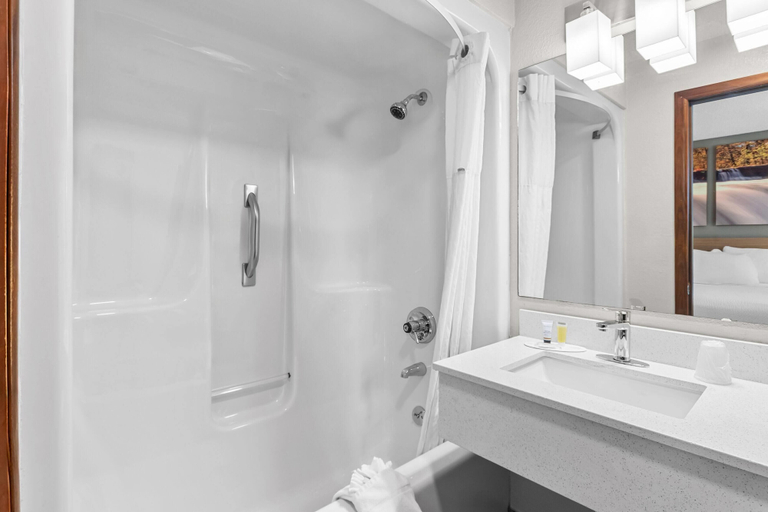 Bathroom 4, Days Inn by Wyndham Alpena, Alpena