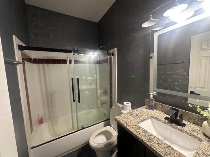 Bathroom, Basic 4 bedrooms with 6 beds 15 min from downtown sleeps 9 for Work crews and Large groups, Atlanta