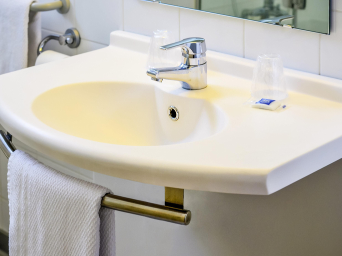Bathroom 4, ibis budget Pau Lescar, Pyrénées-Atlantiques