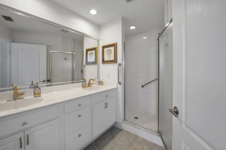 Bathroom 4, Palm Harbor #403, Lee
