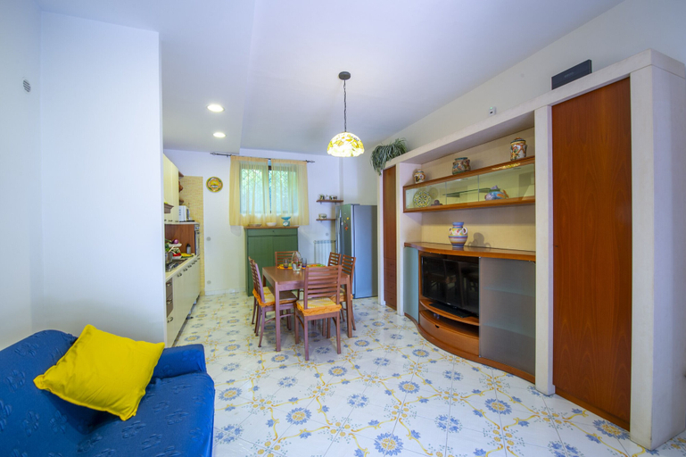 Room 3, Casa di Trilly - With Hot Tub Lemon Garden, Salerno