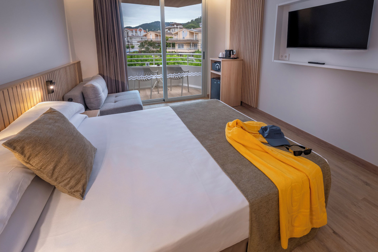 Bedroom 3, Hotel GHT Oasis Tossa & Spa, Girona
