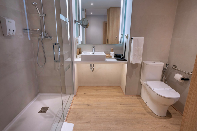 Bathroom 5, Hotel GHT Oasis Tossa & Spa, Girona