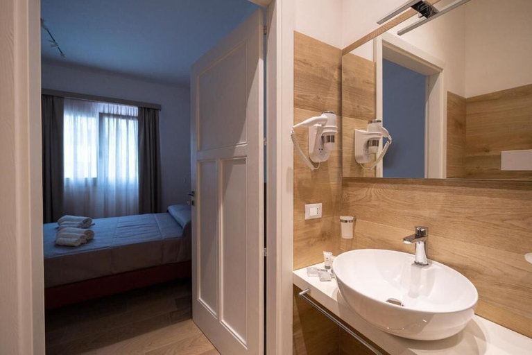 Bathroom 3, Butiko, Trapani