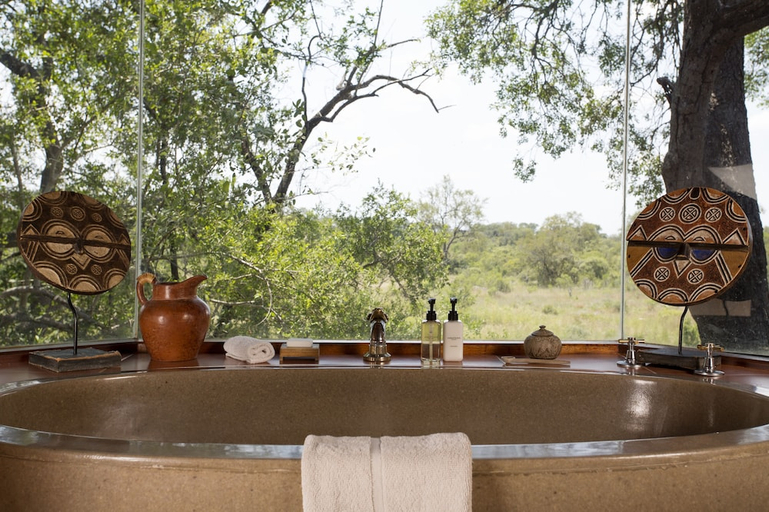 Bathroom 4, Lukimbi Safari Lodge, Ehlanzeni
