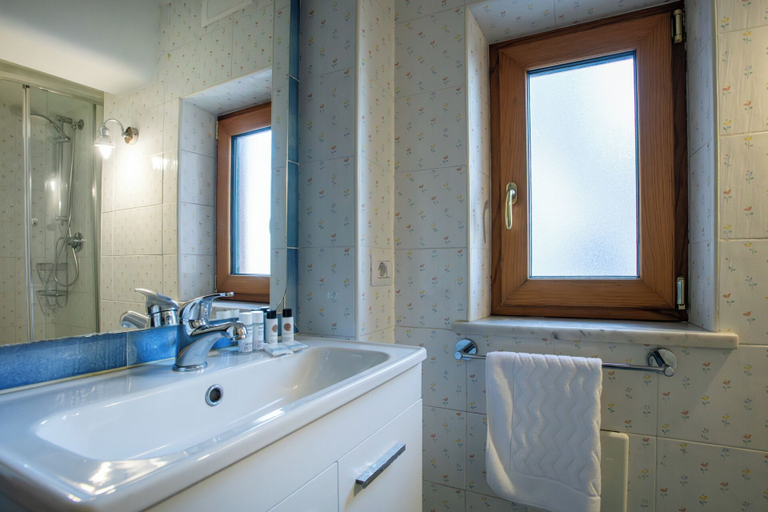 Bathroom 4, Casa Mariarosa, Napoli