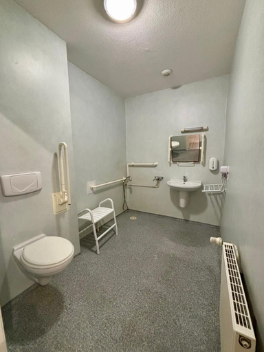 Bathroom 3, Le Lion D'or, Nièvre