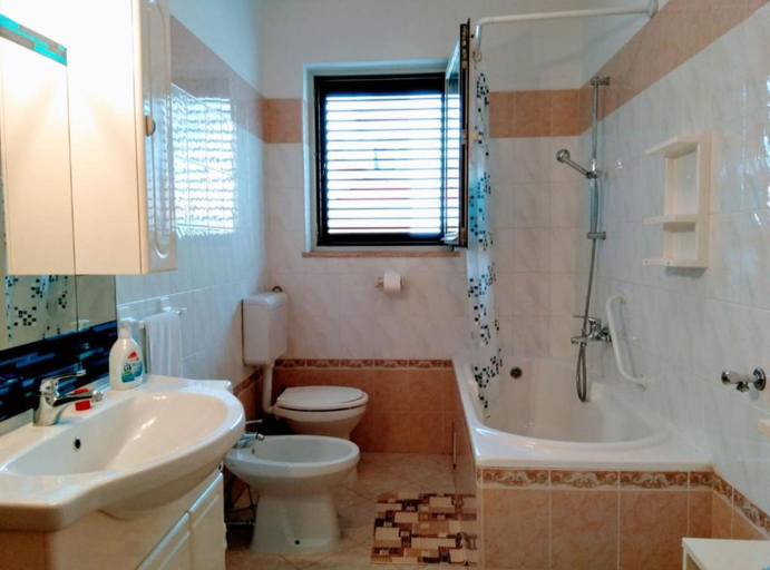 Bathroom, Room Amor, Rovinj