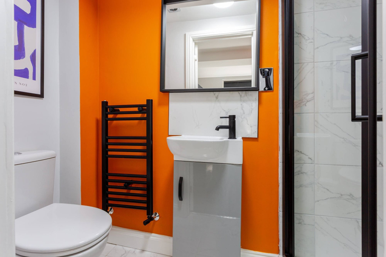 Room 4, Ashton Luxury Getaway Sleeps 14 With 2 Free Parking Space, Tameside