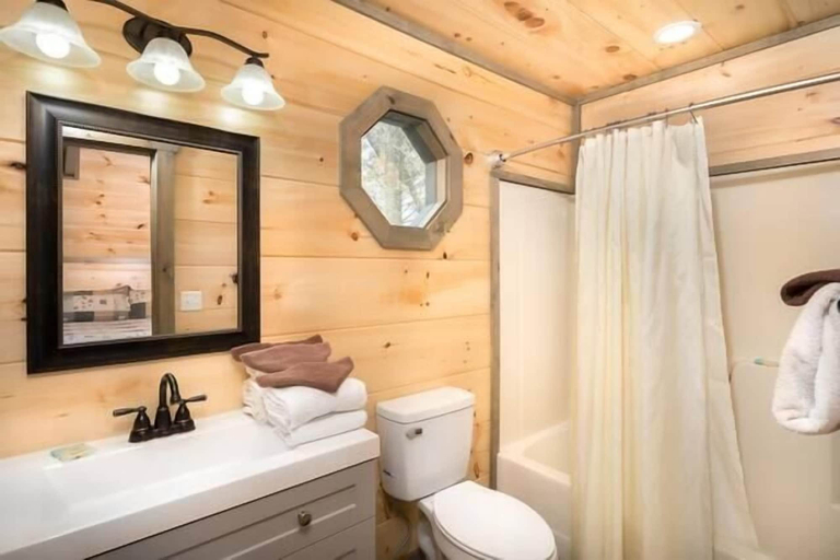 Bathroom 3, Peaceful Escape, Sevier