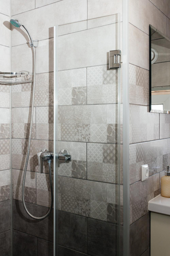 Bathroom 3, Melody Hotel, Nadvirnians'kyi