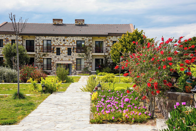 Exterior & Views