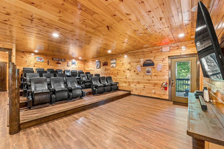 Interior 3, The Big Oak Lodge, Sevier