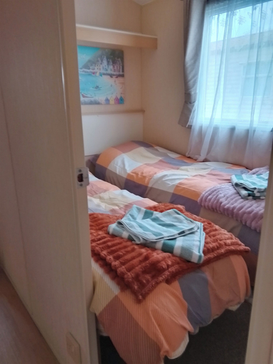 Room 4, Stay 6 - Pool - Parking - Beachside - Pet Friendly, Norfolk