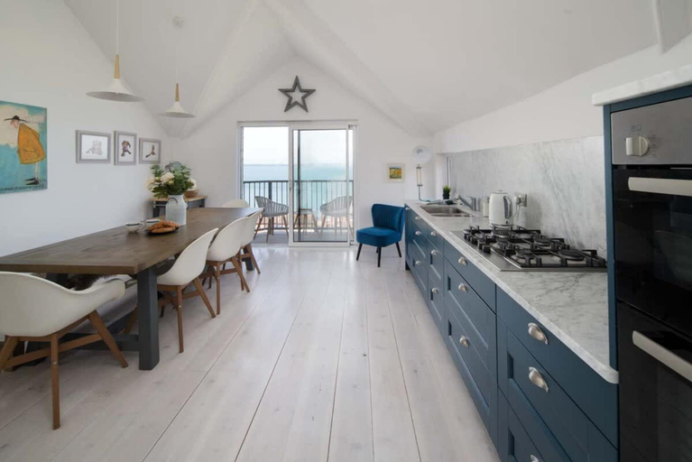Room 4, Solent View Apartment 3 bed Panoramic sea Views, Isle of Wight