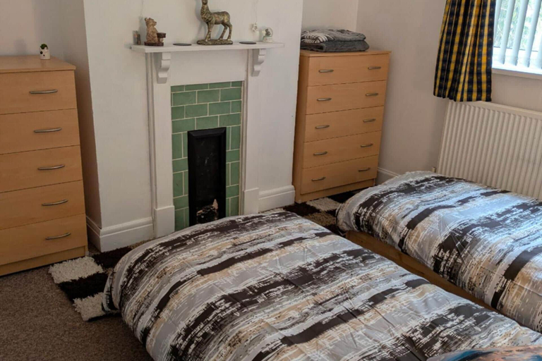 Room 5, 4-bed - Sleeps 8 - Free Parking, Leicester