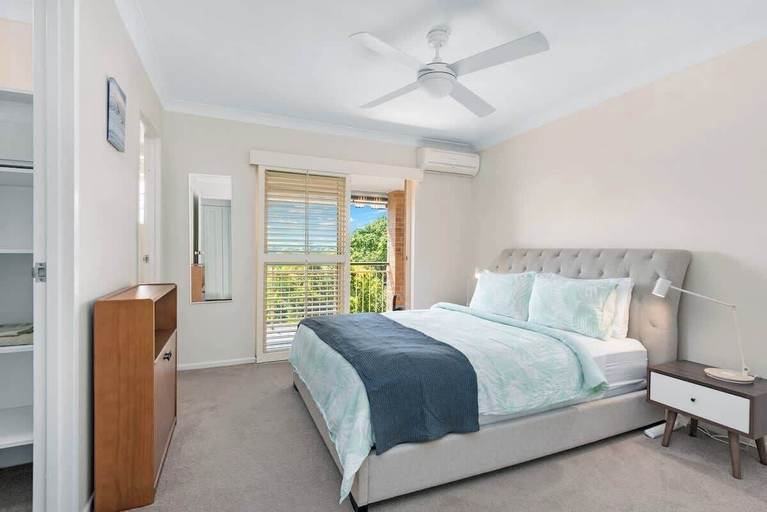 Interior 4, Bright & Breezy ~ 2 Bed/2 Bath /1 Car/ Views!, Wooloowin