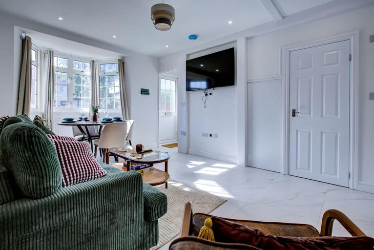 Room 5, Perfect Booking Stylish 3 Bed House in Enfield, London