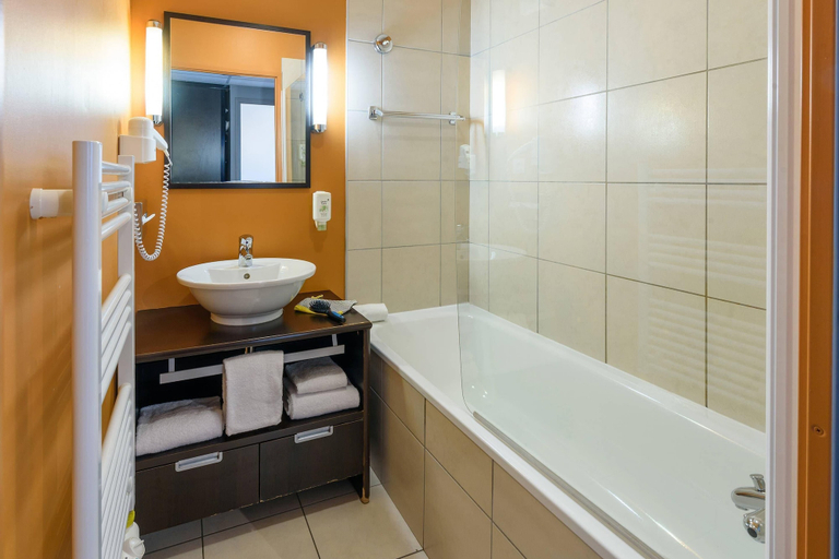 Bathroom 5, Clarion Aparthotel Toulouse Le Parc de l’Escale, Haute-Garonne
