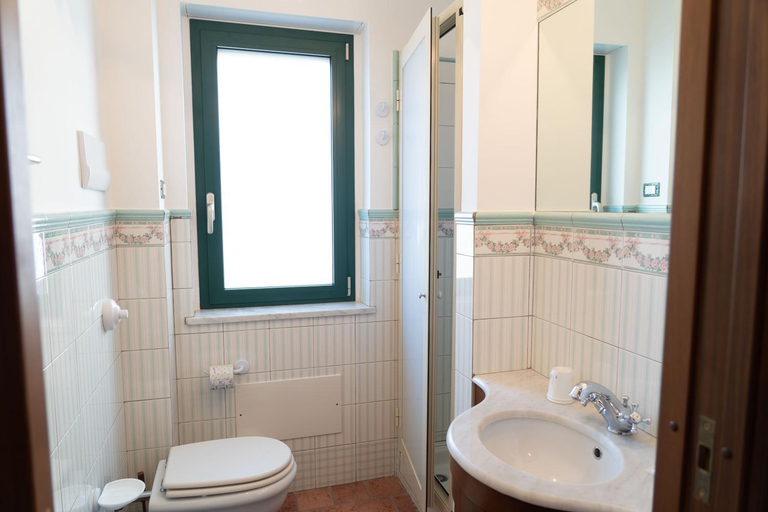 Bathroom 3, Cresta Panoramic apartments, Messina